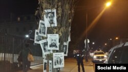 Fotos con el rostro de los presos politicos cubanos cuelgan de un árbol frente a la embajada de Cuba en Washington. (Foto: Facebook)
