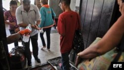  Varias personas pasan por un control sanitario en la Terminal de Ómnibus Nacionales en La Habana, Cuba, tras informarse de casos de cólera. . 